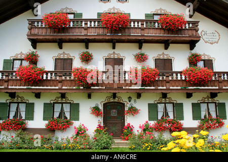 Tradizionale casa colonica bavarese riccamente decorato con fiori nei pressi di Bad Toelz Baviera Germania Foto Stock