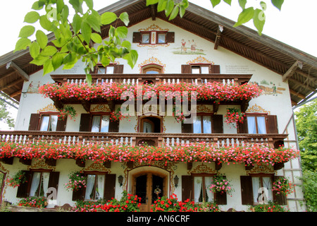 Tradizionale casa colonica bavarese riccamente decorato con fiori nei pressi di Bad Toelz Baviera Germania Foto Stock