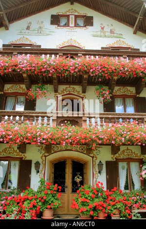 Tradizionale casa colonica bavarese riccamente decorato con fiori nei pressi di Bad Toelz Baviera Germania Foto Stock