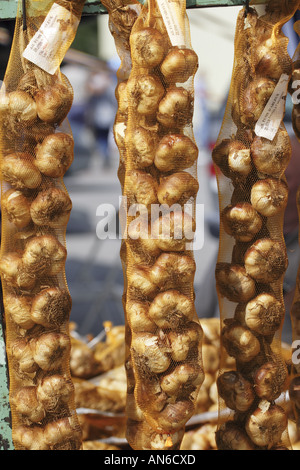 Aglio affumicato allium sativum appeso su un mercato in stallo in Belgio Foto Stock