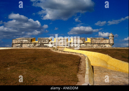 Fuerte San Jose El Alto, restaurato di stile coloniale spagnolo fort nei pressi della città di Campeche, Messico Foto Stock