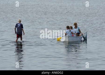 Rondini e amazzoni - giovani bambini messing about in un gommone Foto Stock