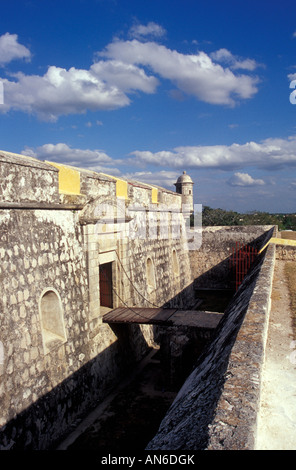 Ponte levatoio e il fossato a Fuerte San Jose El Alto, restaurato di stile coloniale spagnolo fort nei pressi della città di Campeche, Messico Foto Stock