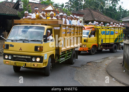 Truckload di adoratori di arrivare per Odalan a pura Basukian o Besakih Puseh Jagat tempio indù Bali Indonesia Foto Stock