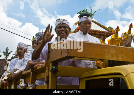 Truckload di adoratori di arrivare per Odalan a pura Basukian o Besakih Puseh Jagat tempio indù Bali Indonesia Foto Stock