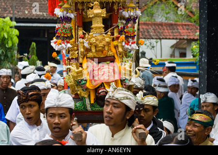 Offerta di trasporto per Odalan cerimonia alla pura Basukian o Besakih Puseh Jagat tempio indù Bali Indonesia Foto Stock