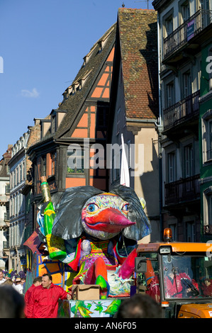 Francia Alsazia Strasburgo sfilata di carnevale satirico di galleggiante Foto Stock