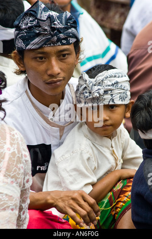 Giovane uomo e ragazzo Odalan cerimonia alla pura Basukian o Besakih Puseh Jagat tempio indù Bali Indonesia Foto Stock