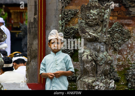 Ragazzo giovane durante la cerimonia Odalan a pura Basukian o Besakih Puseh Jagat tempio indù Bali Indonesia Foto Stock