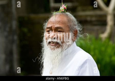 Vecchio sacerdote durante Odalan Pura Puseh Basukian Jagat tempio indù Bali Indonesia Foto Stock