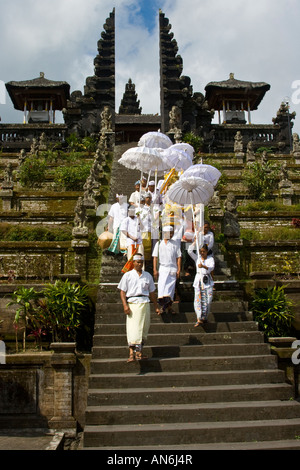 Odalan processione Basukian Pura Besakih o Puseh Jagat tempio indù Bali Indonesia Foto Stock