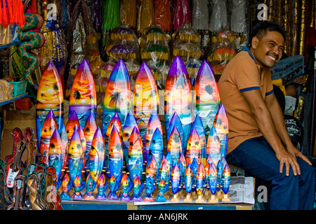 Design Balinese Uomo sorridente al suo negozio di Souvenir Ubud Bali Indonesia Foto Stock