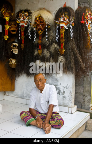 Uomo Balinese Scary vendita tradizionale in legno intagliato Maks Ubud Bali Indonesia Foto Stock