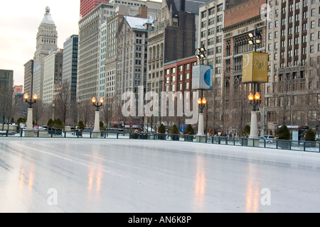 Chicago Illinois USA il pattinaggio su ghiaccio al Millennium Park downtown Chicago il vuoto superficie di ghiaccio Dicembre 2006 Foto Stock