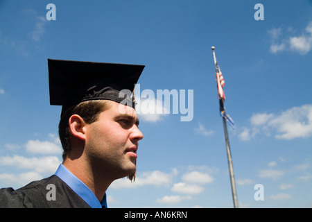 INDIANA Bloomington testa e spalle college graduate cappuccio maschio e camice bandiera americana Foto Stock