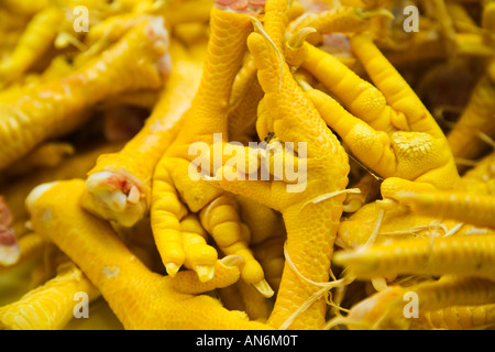 Messico Guanajuato pila di pollo a piedi per la vendita in Mercado Hidalgo mercato nella città di colore giallo brillante Foto Stock