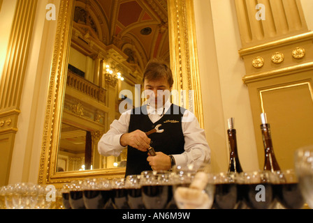 Cameriere apertura di bottiglie di vino in una sala banchetti di Praga Repubblica Ceca Foto Stock