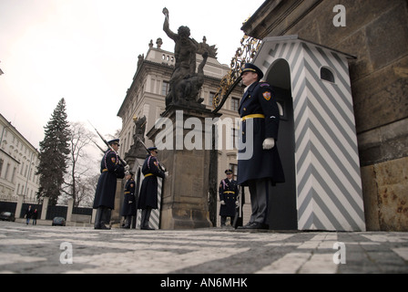 Le guardie del castello si ferme durante il processo di cambio delle guardie all'ingresso principale del castello di Praga nella repubblica Ceca Foto Stock