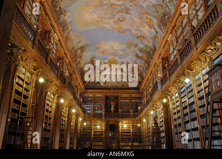 La sala filosofica, costruito per i libri provenienti dalla Moravia meridionale Louka convento presso il Monastero di Strahov nella città di Praga Repubblica Ceca Foto Stock