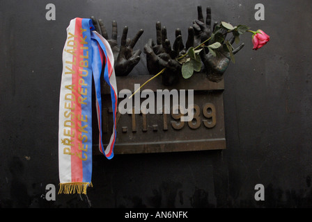 Praga, Repubblica Ceca - 17 Novembre, 2020: Tè bianco Kusmi scatola di  alluminio del tavolo bianco. Kusmi Tea è una marca di tè, con sede a Parigi,  Franc Foto stock - Alamy