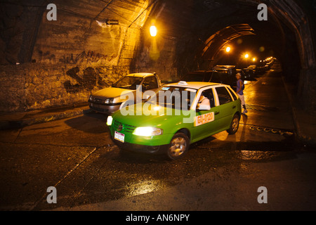 Messico Guanajuato Taxi guida in tunnel illuminato sotterraneo il sistema viario sotto città pavimento bagnato riflessioni Foto Stock