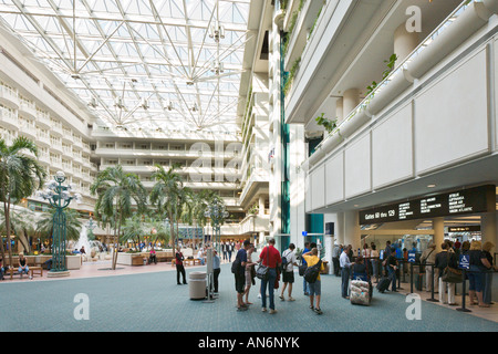 Atrio principale, ingresso al punto di controllo di sicurezza e Hyatt Hotel, Aeroporto Internazionale di Orlando, Florida, Stati Uniti d'America Foto Stock