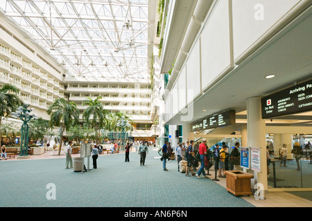 Atrio principale, ingresso al punto di controllo di sicurezza e Hyatt Hotel, Aeroporto Internazionale di Orlando, Florida, Stati Uniti d'America Foto Stock