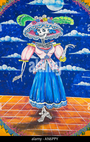 Messico Guanajuato cranio testa donna con cappello di fantasia dipinta sulla parete edilizia Foto Stock