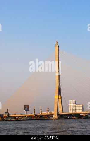 Rama VIII ponte sopra il fiume Chao Phraya, Bangkok, Thailandia Foto Stock