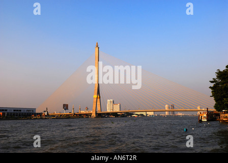 Rama VIII ponte sopra il fiume Chao Phraya, Bangkok, Thailandia Foto Stock