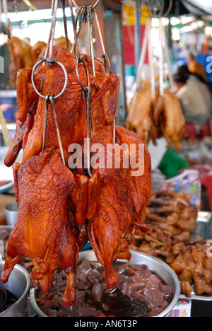 Polli cotti sul cibo in stallo, Chinatown, Bangkok in Thailandia Foto Stock