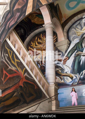 Messico Guanajuato pittura murale su scala pareti di Alhondiga de Granaditas museum ragazza cerca artista Jose Chavez Morado Foto Stock