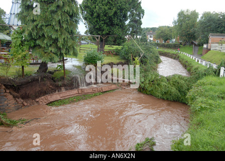 Kyre Brook allagato durante le inondazioni in Tenbury Wells Giugno 2007 Foto Stock