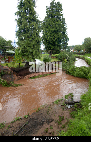 Kyre Brook allagato durante le inondazioni in Tenbury Wells Giugno 2007 Foto Stock