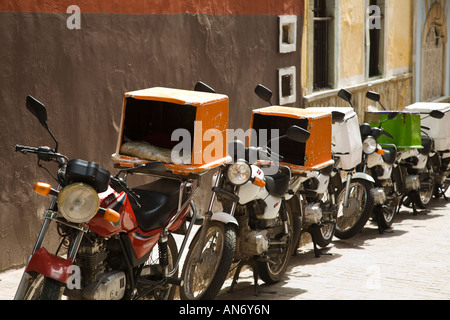 Messico Guanajuato Pizza consegna motocicli in fila lungo il lato della strada hot box contenitori sul retro del veicolo Foto Stock