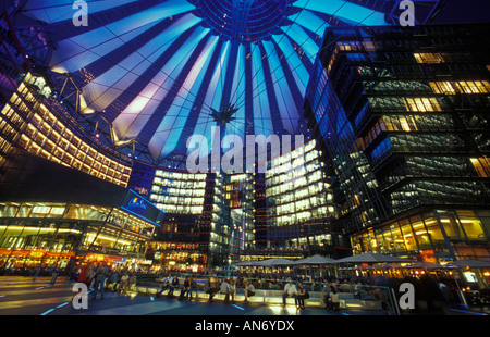 Atrium e interno del Sony Center. Ristoranti e caffè sotto il tetto della tenda in una notte d'estate. Potsdamer Platz. Berlino. Foto Stock