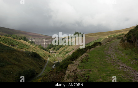 La diga a Grwyne Fawr serbatoio, nero, montagne, Powys, Wales, Regno Unito. Foto Stock