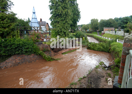 Kyre Brook allagato durante le inondazioni in Tenbury Wells Giugno 2007 Foto Stock