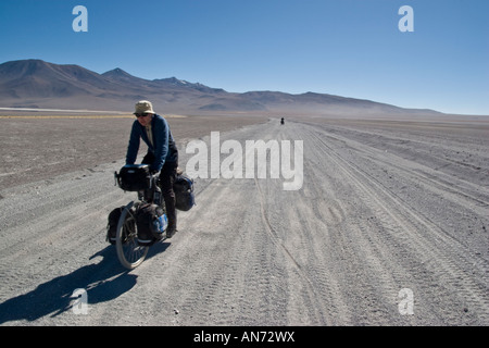 Un ciclista viaggia su altiplano di SW Bolivia vicino a Laguna Colorada Foto Stock