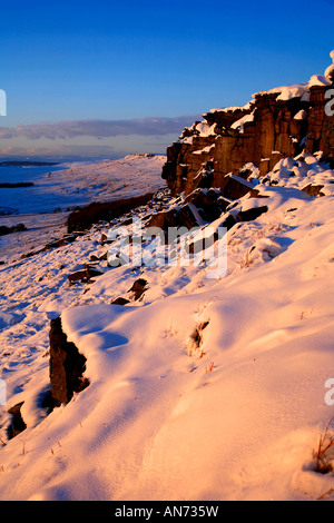 Il tardo inverno tramonto sul bordo Stanage Parco Nazionale di Peak District Derbyshire England Regno Unito Regno Unito Foto Stock