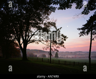 Mattina autunnale su Chadds Ford Horse Farm con nebbia crescente dietro una staccionata in legno, Delaware County, Pennsylvania, USA., Foto Stock