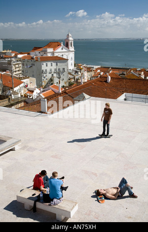 I giovani a prendere il sole a Santa Luzia Viewpoint, Lisbona, Portogallo Foto Stock