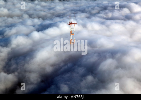 Vista aerea sopra la torre Sutro Twin Peaks San Francisco nella nebbia Foto Stock