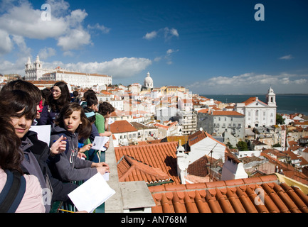 Agli studenti portoghesi guardando a Lisbona da Santa Luzia viewpoint. Foto Stock