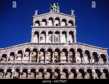 Chiesa di San Michele in Foro facciata Lucca Toscana Italia Foto Stock