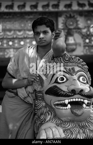 Sadhu presso il tempio Lingaraj, Bhubaneswar, Orissa, India Foto Stock