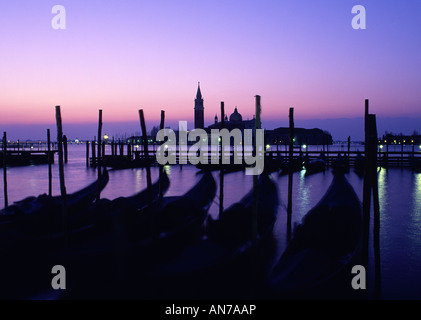 Di San Giorgio Maggiore dal Molo gondole in primo piano Alba Visualizza Venezia Veneto Italia Foto Stock