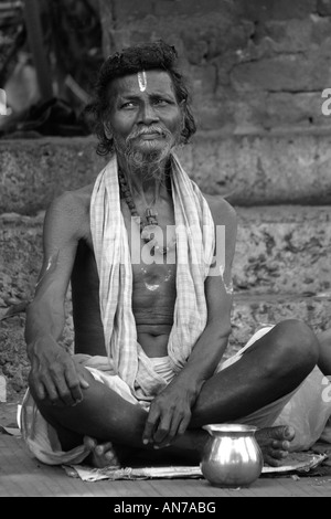 Sadhu presso il tempio Lingaraj, Bhubaneswar, Orissa, India Foto Stock