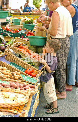 Cibo odorante per bambini a Montpellier FRANCIA, mercato alimentare all'aperto con verdure fresche, mercato agricolo, negozio di alimentari quartiere verdure Foto Stock