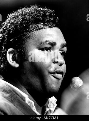 SOLOMON BURKE cantante statunitense su Ready Steady Go della TV britannica il 24 giugno 1965. Foto: Tony Gale Foto Stock